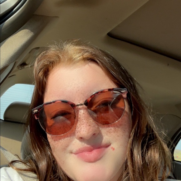 Meet your Posher, Katelynn - Picture 2 of 3